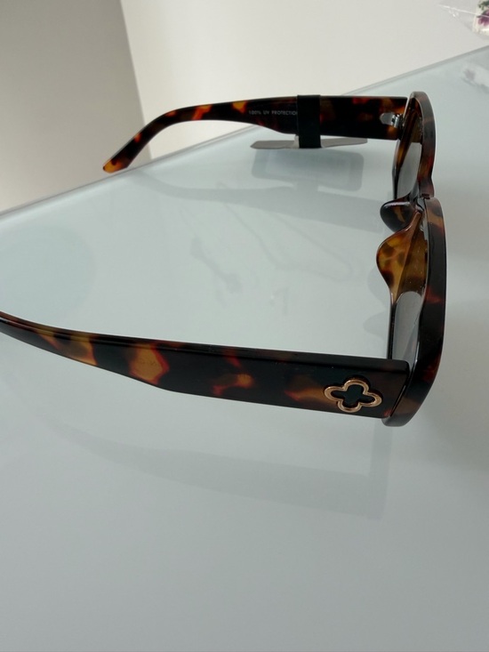 House of Harlow 1960 Tortoiseshell Rectangular Sunglasses with gold clover main image 4